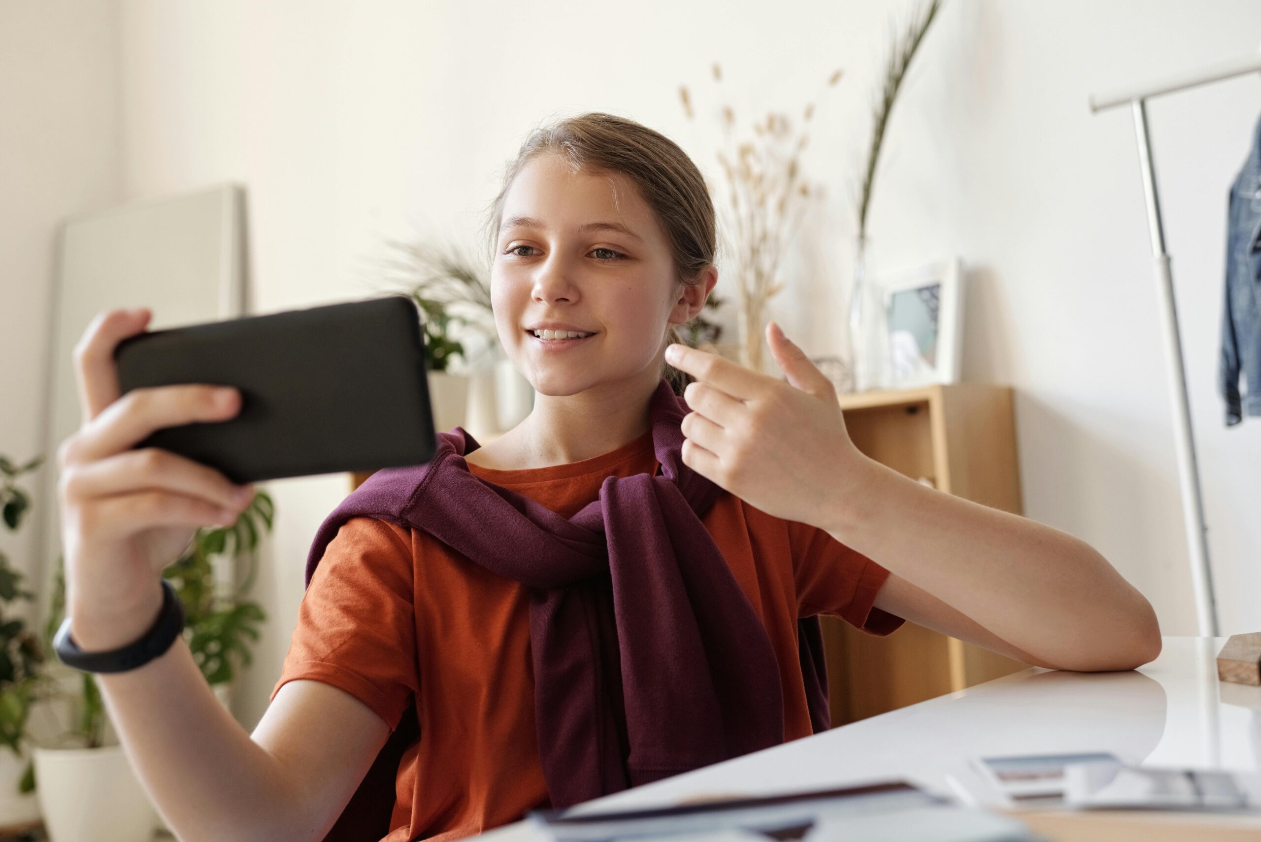 Foto de adolescente realizando consulta por videollamada